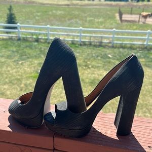 Steve Madden Chunky Hill Pumps 🖤